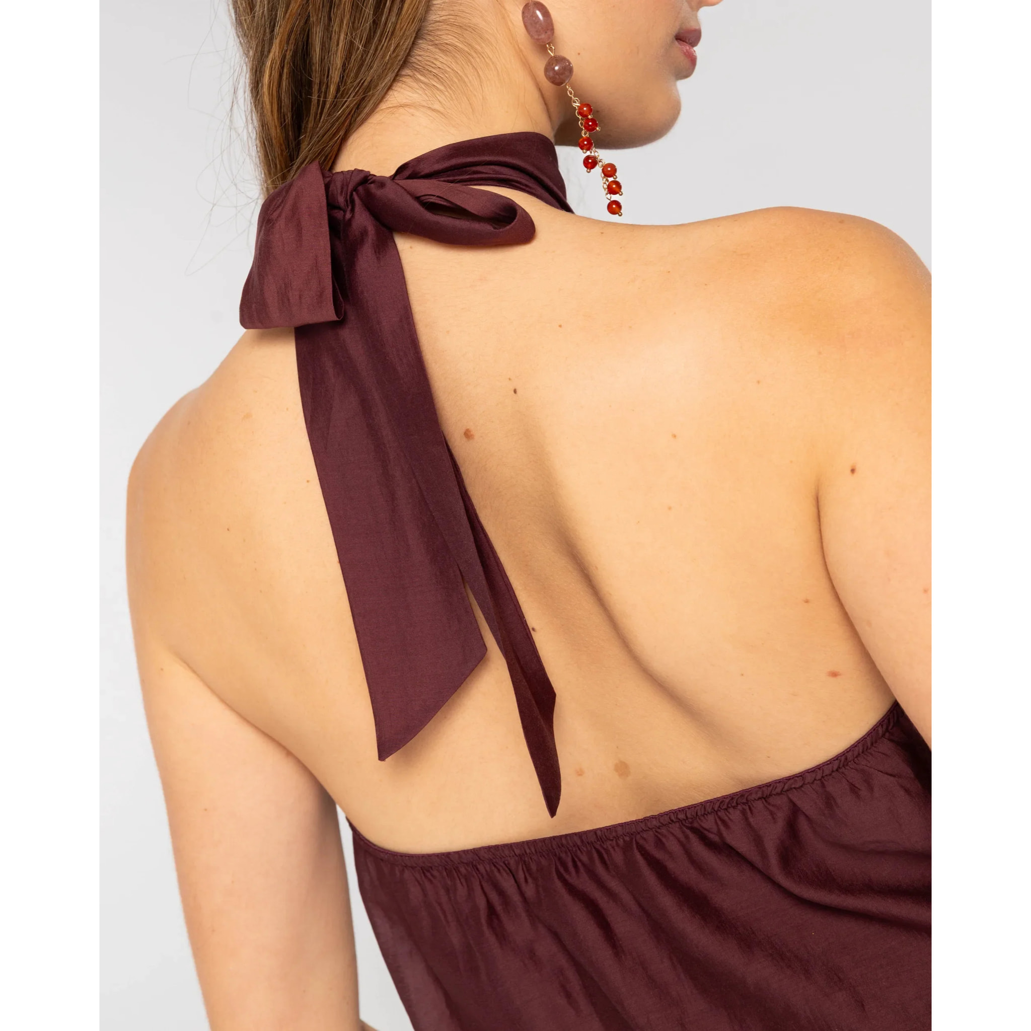 Blusa de mujer cuello halter y bajo abullonado