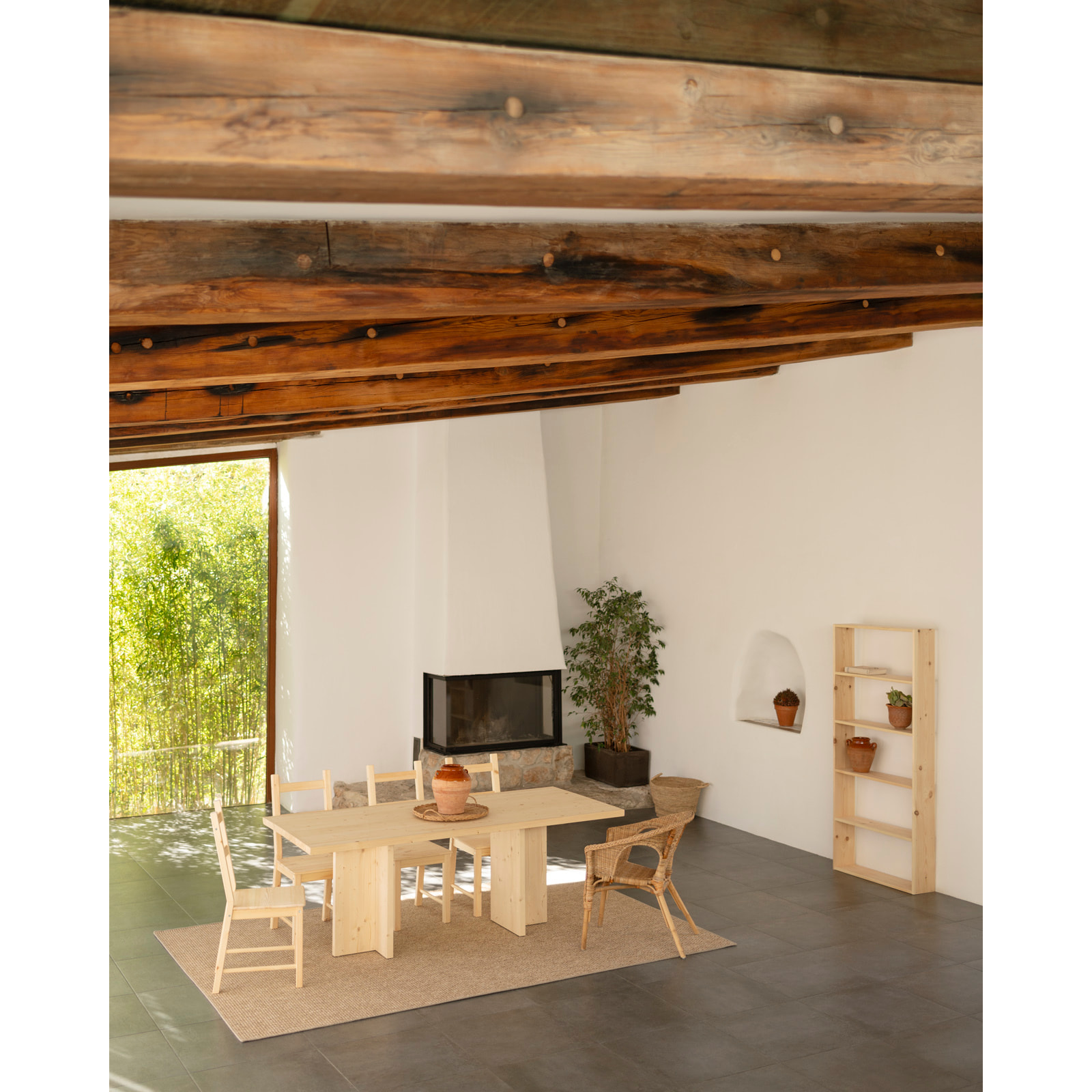 Table à manger en bois massif ton naturel en différentes tailles