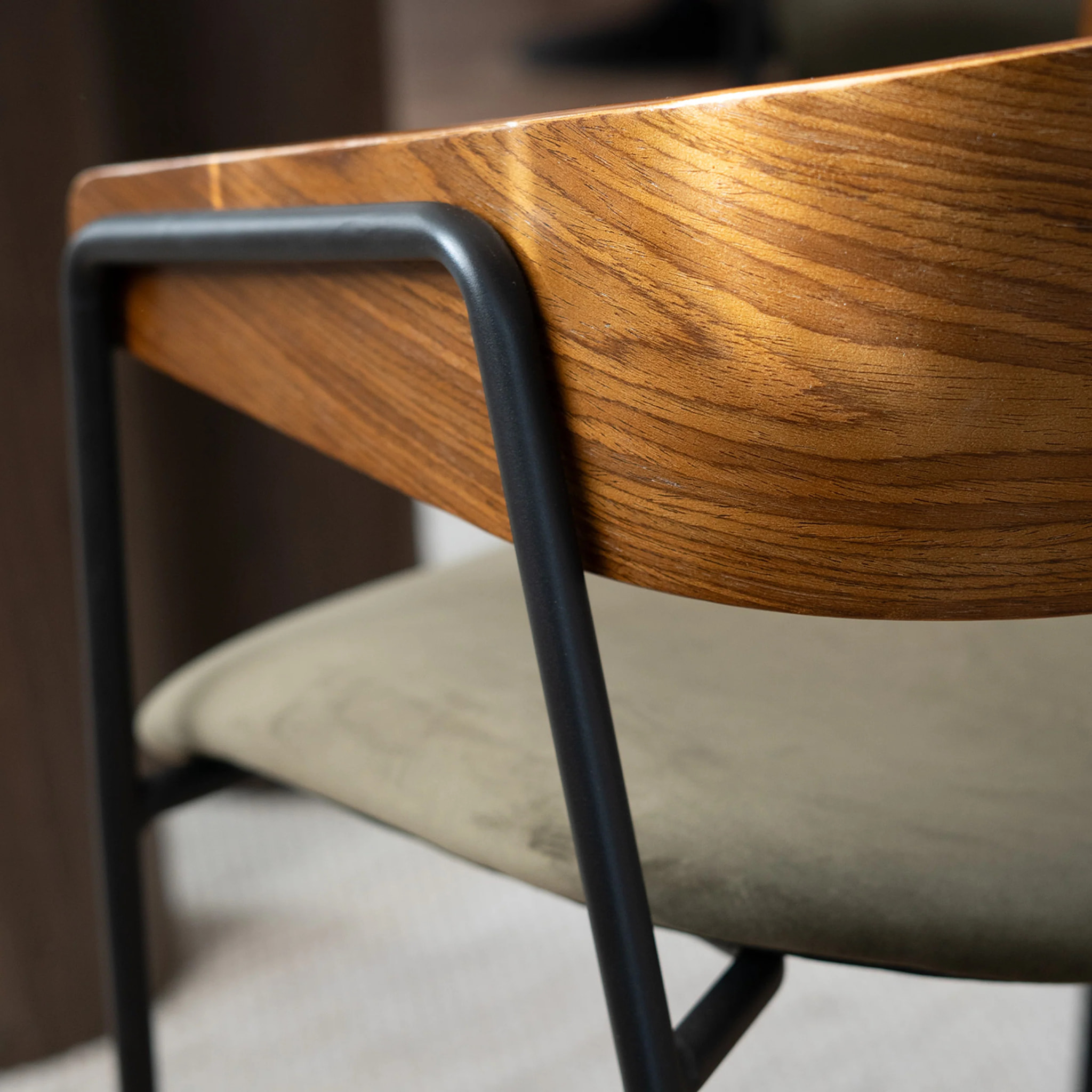 Lot de 2 chaises en velours vert kaki et bois de noyer - Esmée