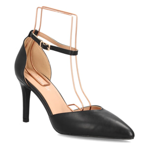 Zapatos elegantes de tacón fino para mujer.
