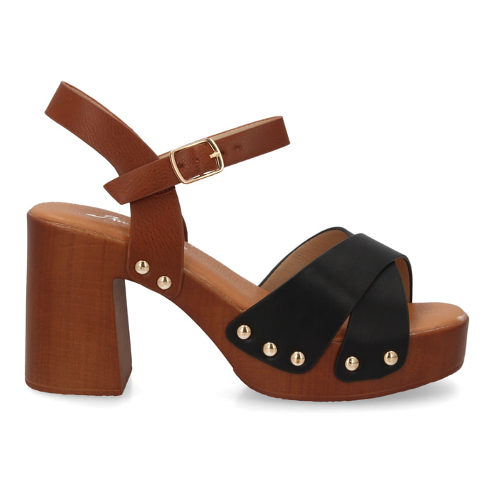 Sandalia plataforma mujer con tiras cruzadas y tachuelas
