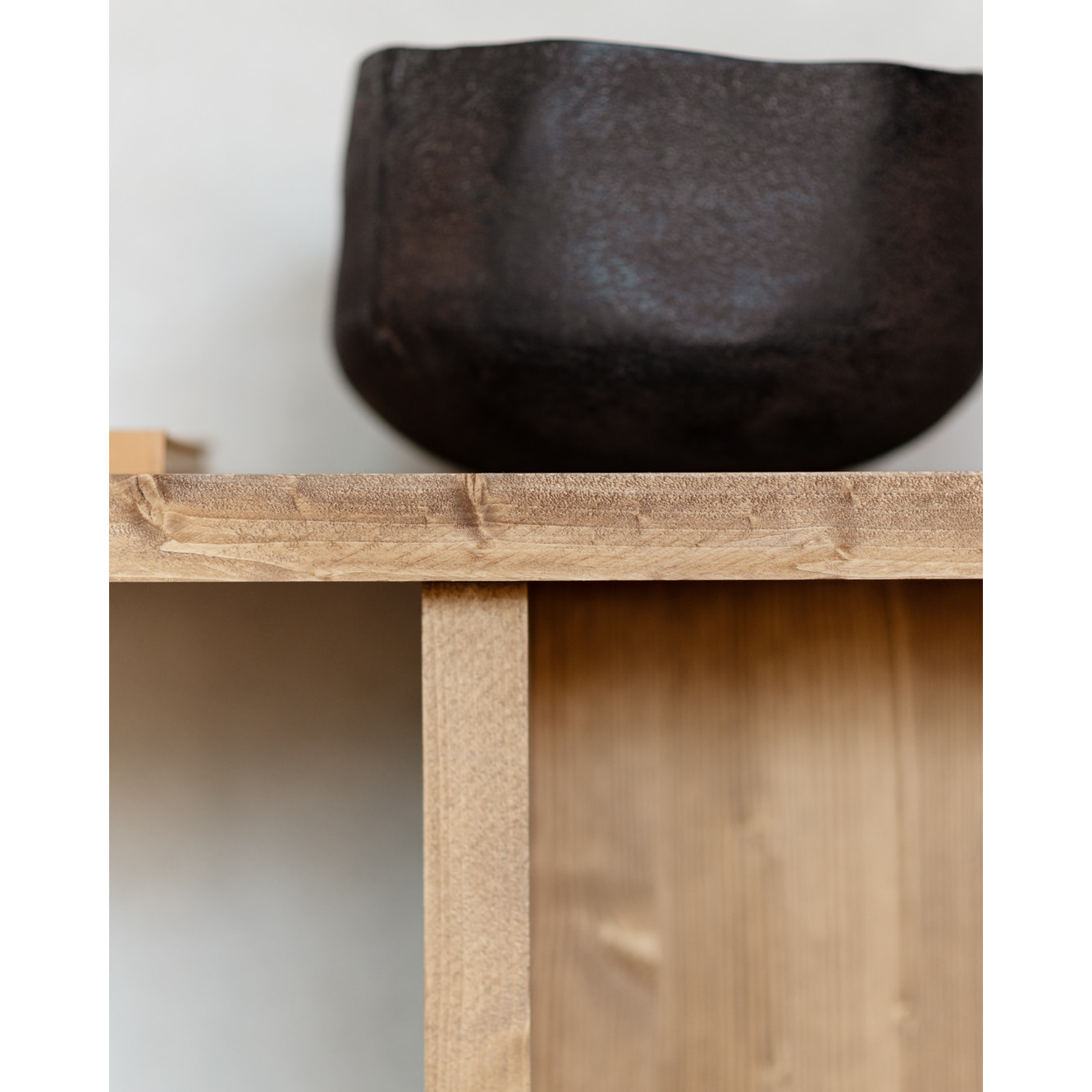 Consola de madera maciza en tono roble medio de 120x80cm Alto: 35 Largo: 120 Ancho: 80