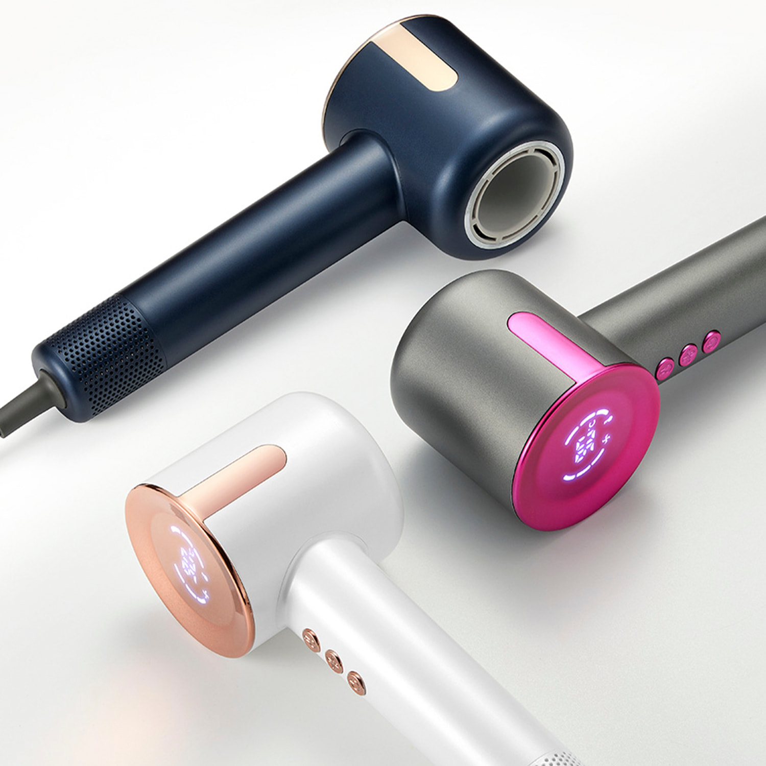 Asciugacapelli ionico da 1500W, 3 velocità, fino a 90°C. Include beccuccio concentratore magnetico.