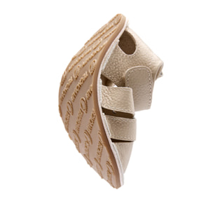 Eleganti sandali chiusi per neonati, di colore beige.