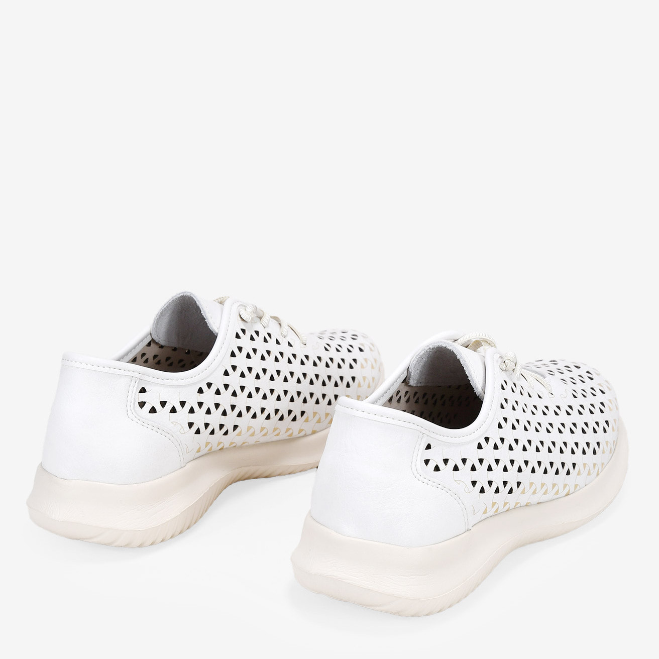 Zapatillas blancas en piel cortadas con láser