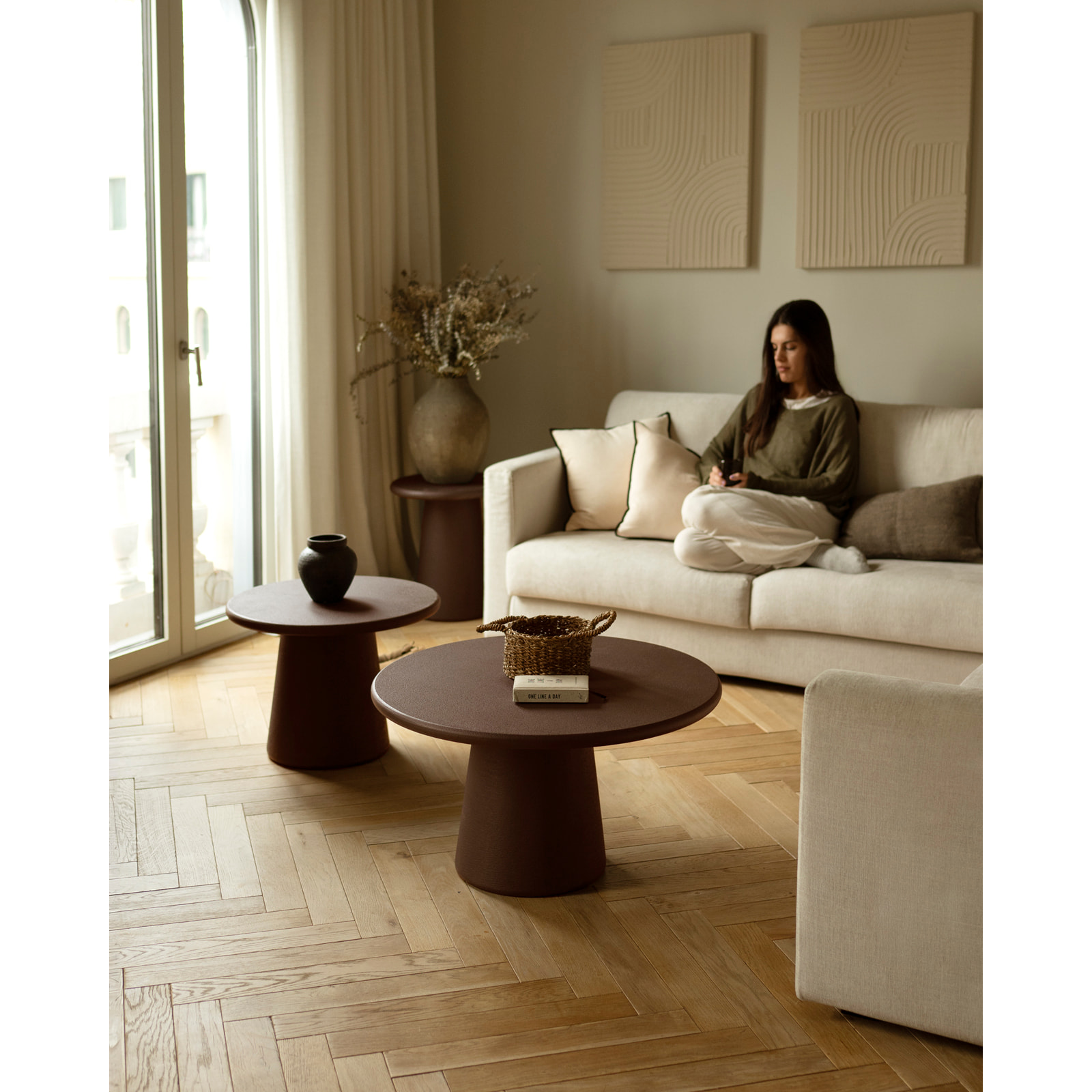 Table basse ronde en microciment marron en différentes tailles