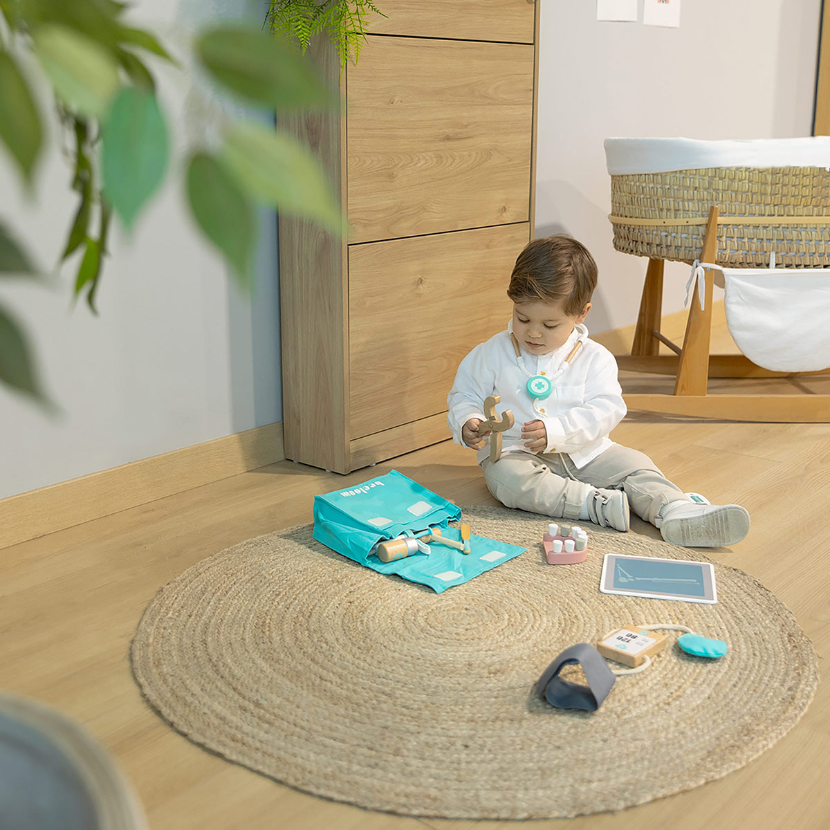 maletín de doctor MEDIKID con accesorios de madera para niños