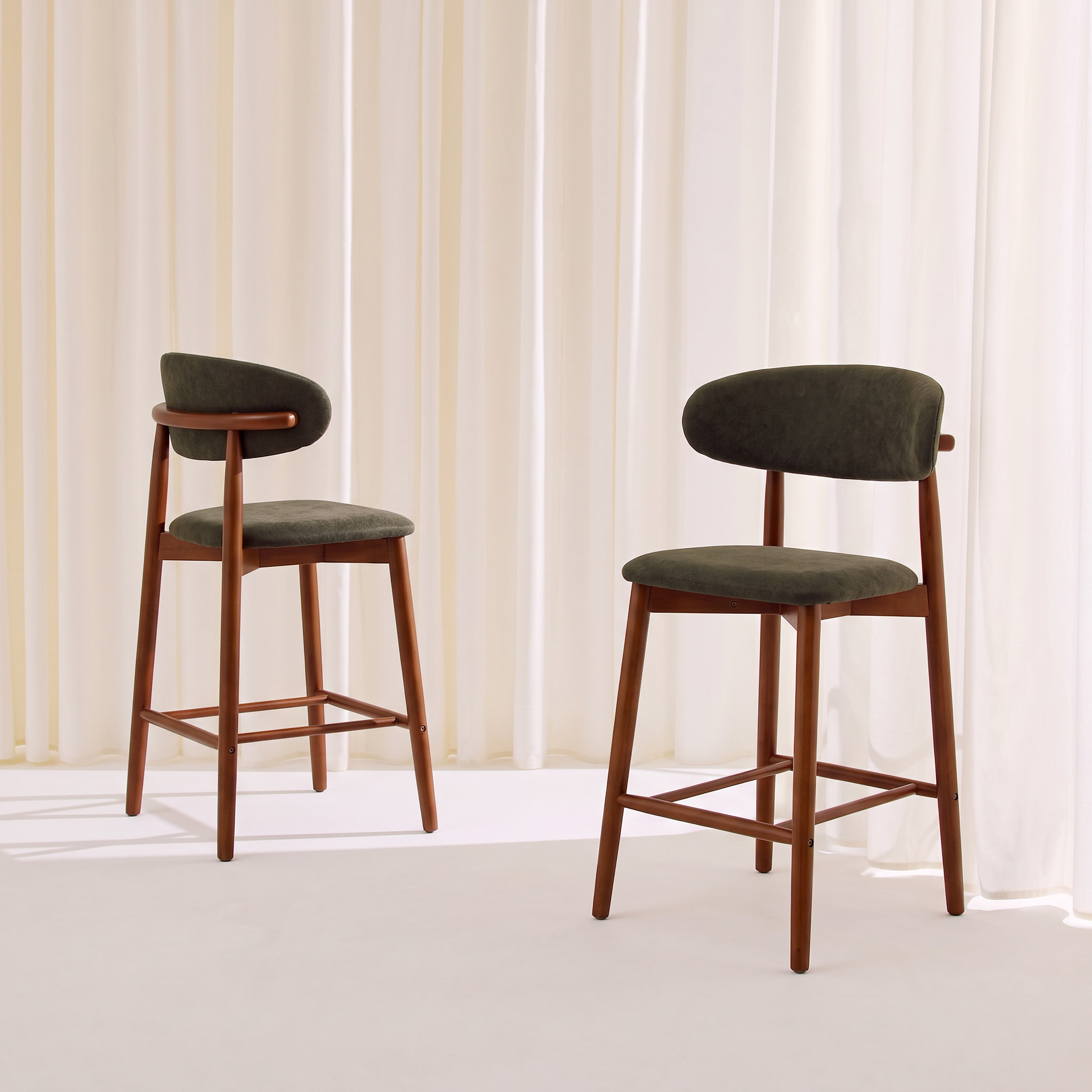 Tabouret de bar bois d'hévéa noyer et tissu chenille (lot de 2)  PAOLA