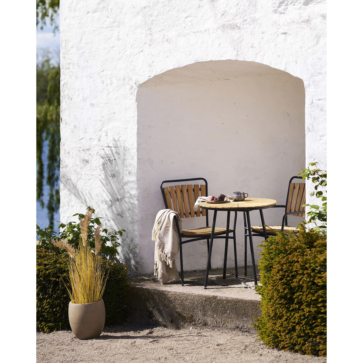 Tavolo Bistrot Cleveland Teak Naturale con Gambe Nere — Ø70×74 cm