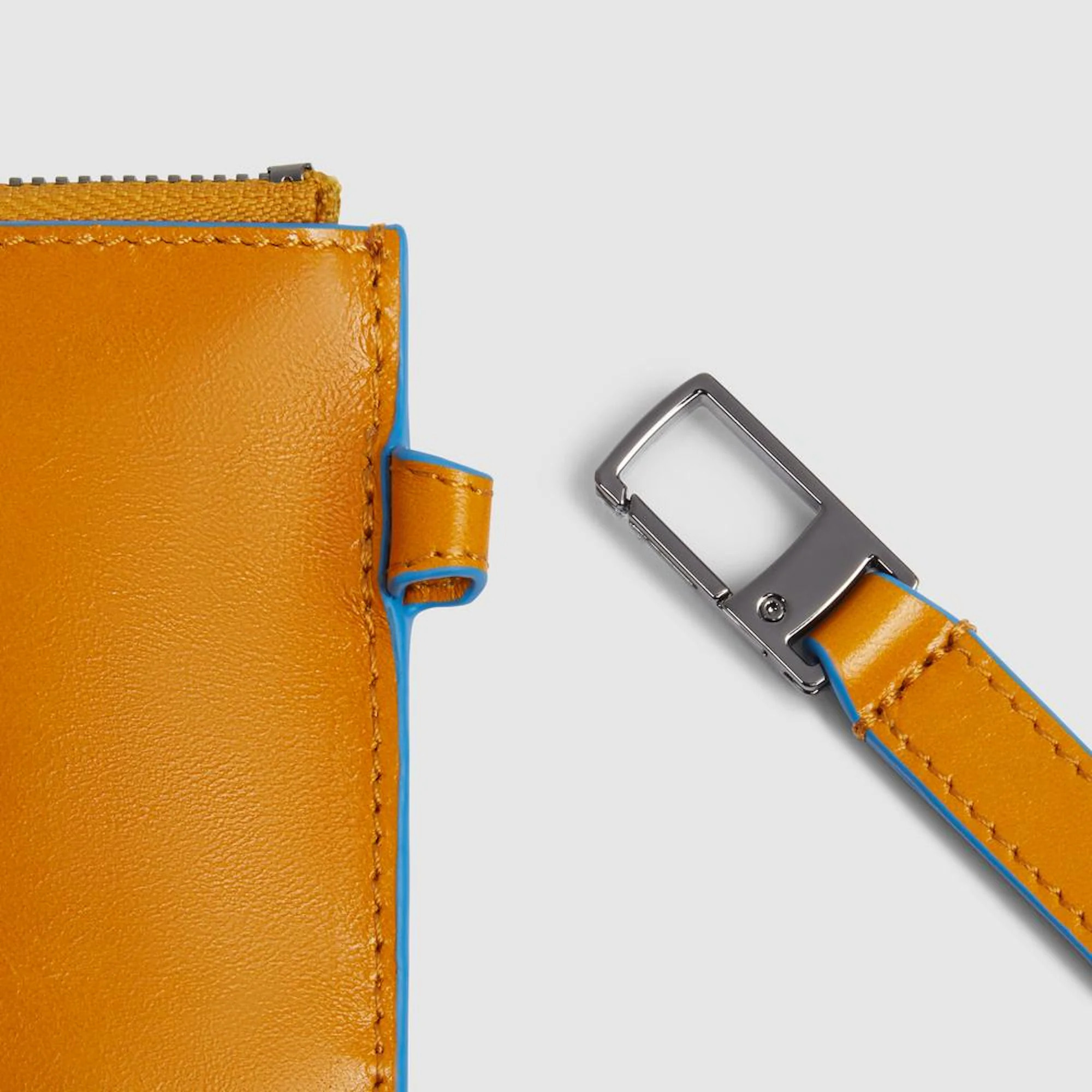 Piquadro Pochette porta iPad® in pelle con polsiera rimovibile e tasca per AirPods®