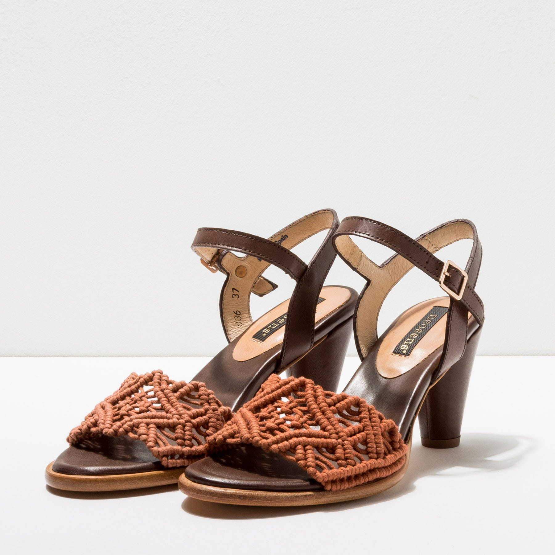 Sandalias con tacón S036 MACRAME BROWN / MONTUA color Brown