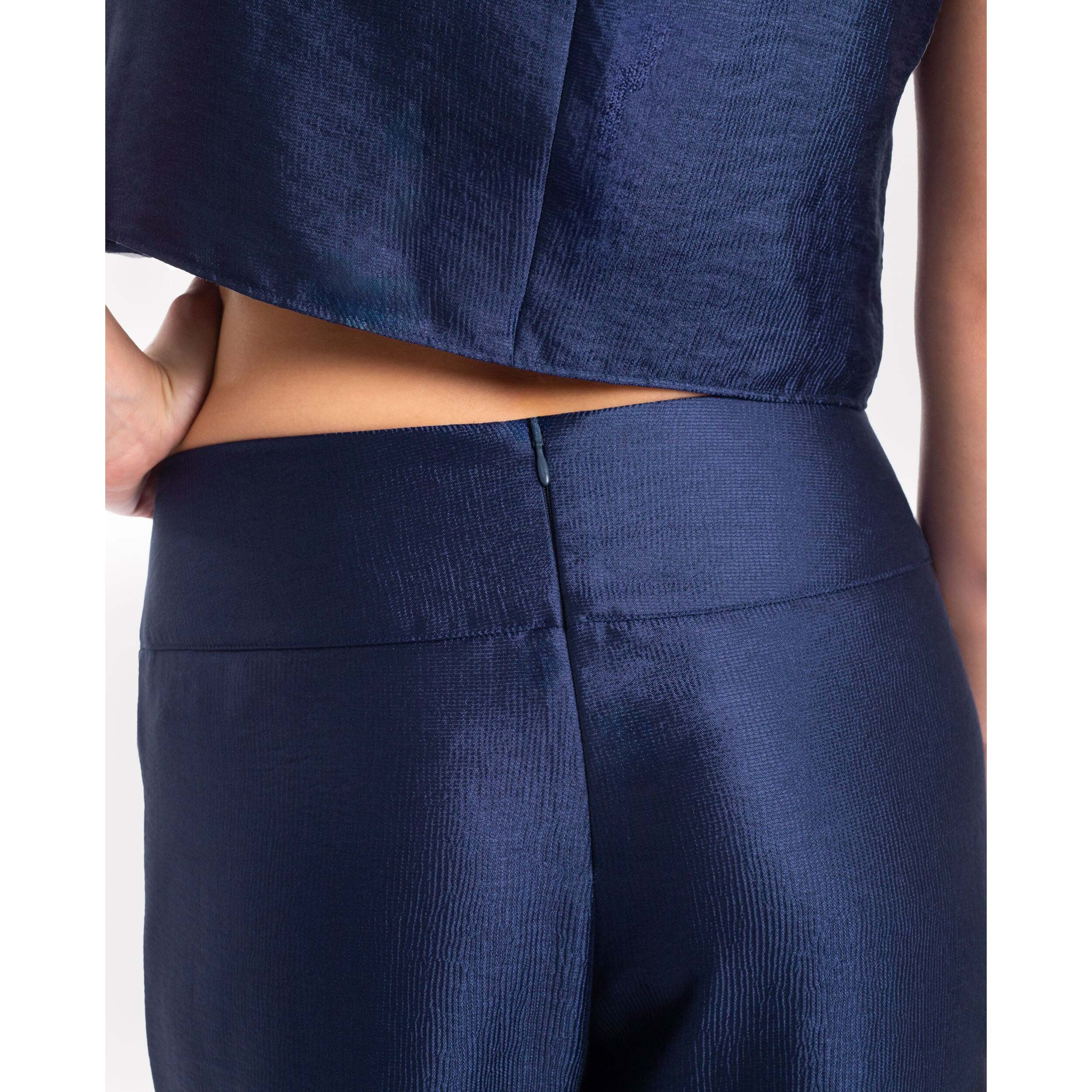 Pantalón recto con detalle de cintura ancha