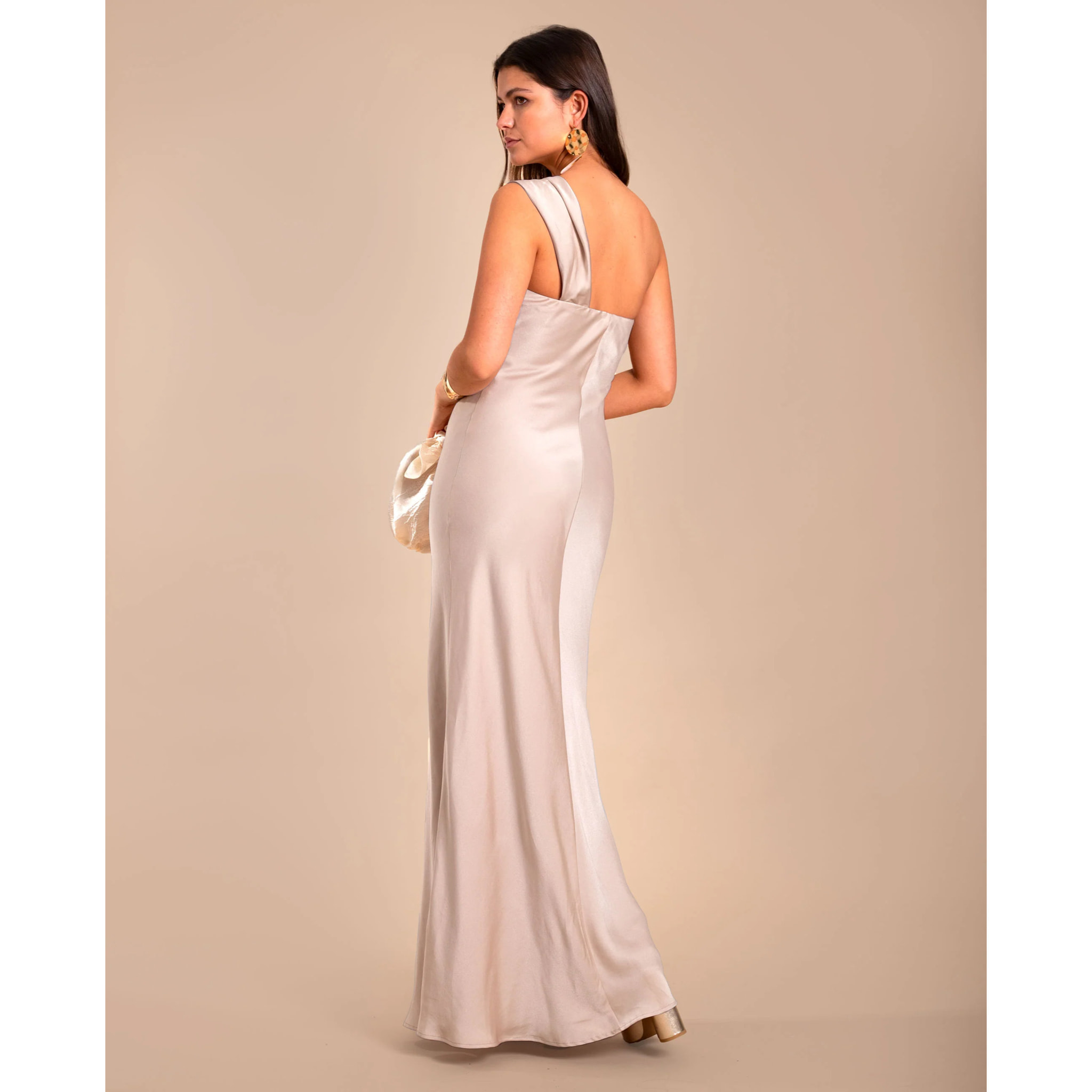 Vestido largo con escote asimétrico