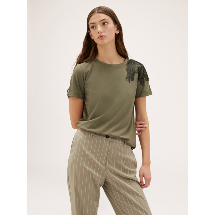 Motivi - Camiseta con aplicación de hoja bordada - Verde
