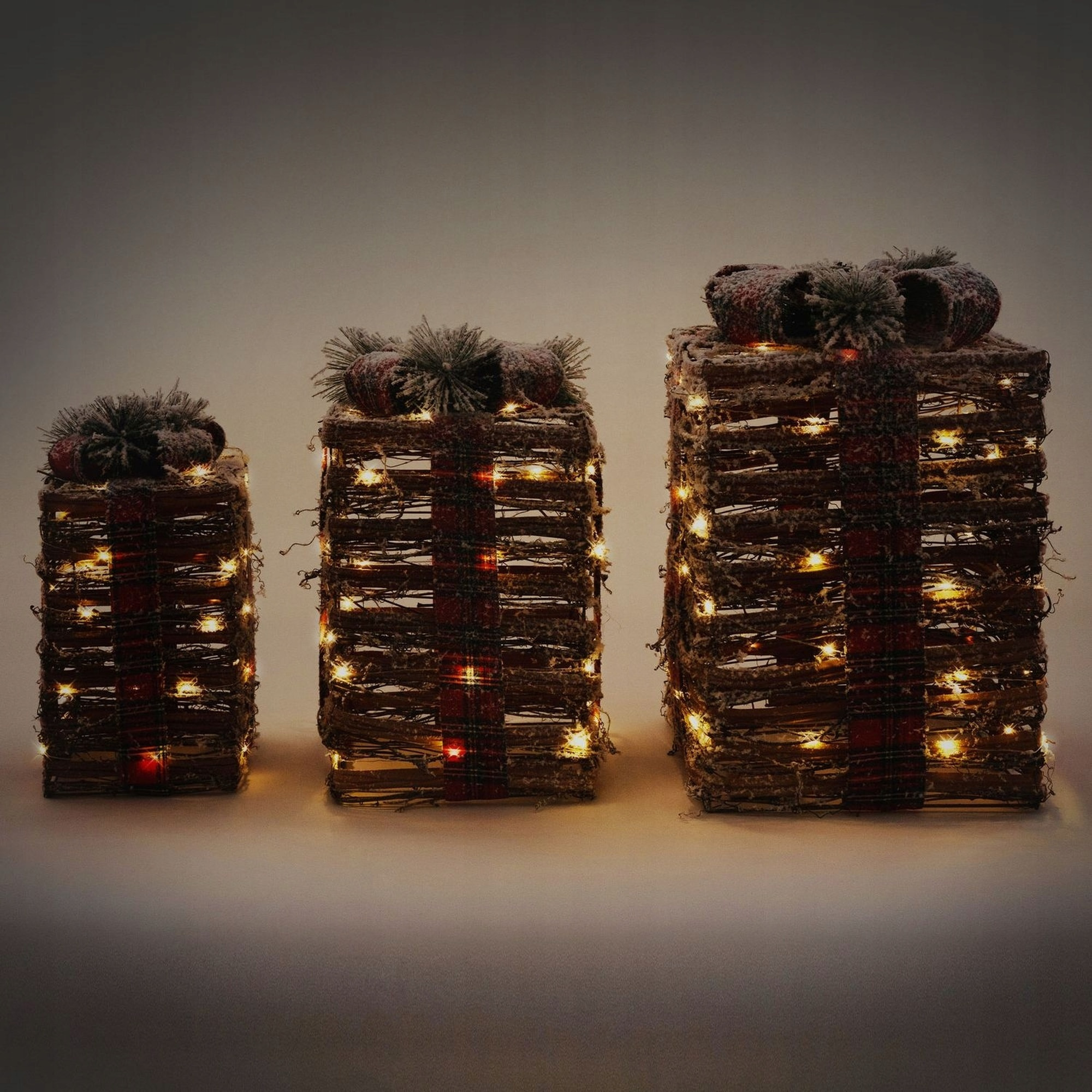 Decoración navideña - juego de 3 cajas de regalos con luces led de distintos tamaños