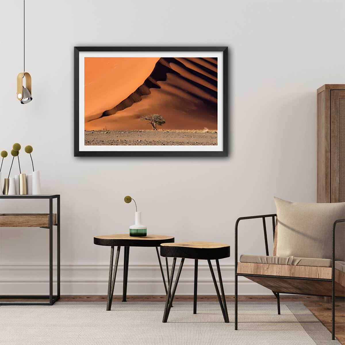 Affiche L'arbre sur la dune, Namibie Affiche + cadre en bois - Noir