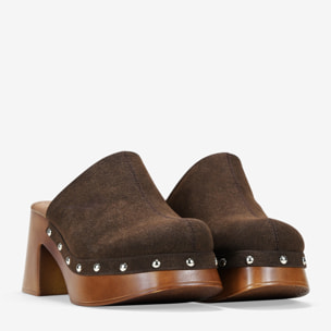 Zuecos de tacón marrones con tachas