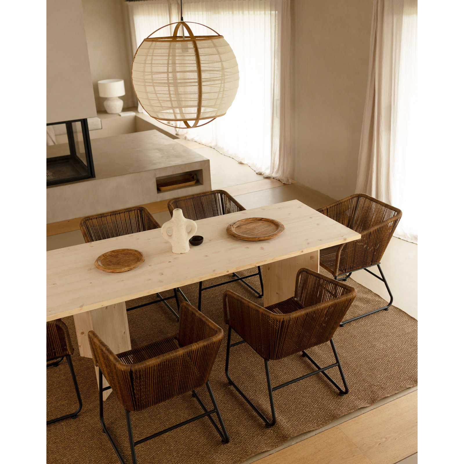 Table de salle à manger en bois massif en ton naturel en différentes tailles
