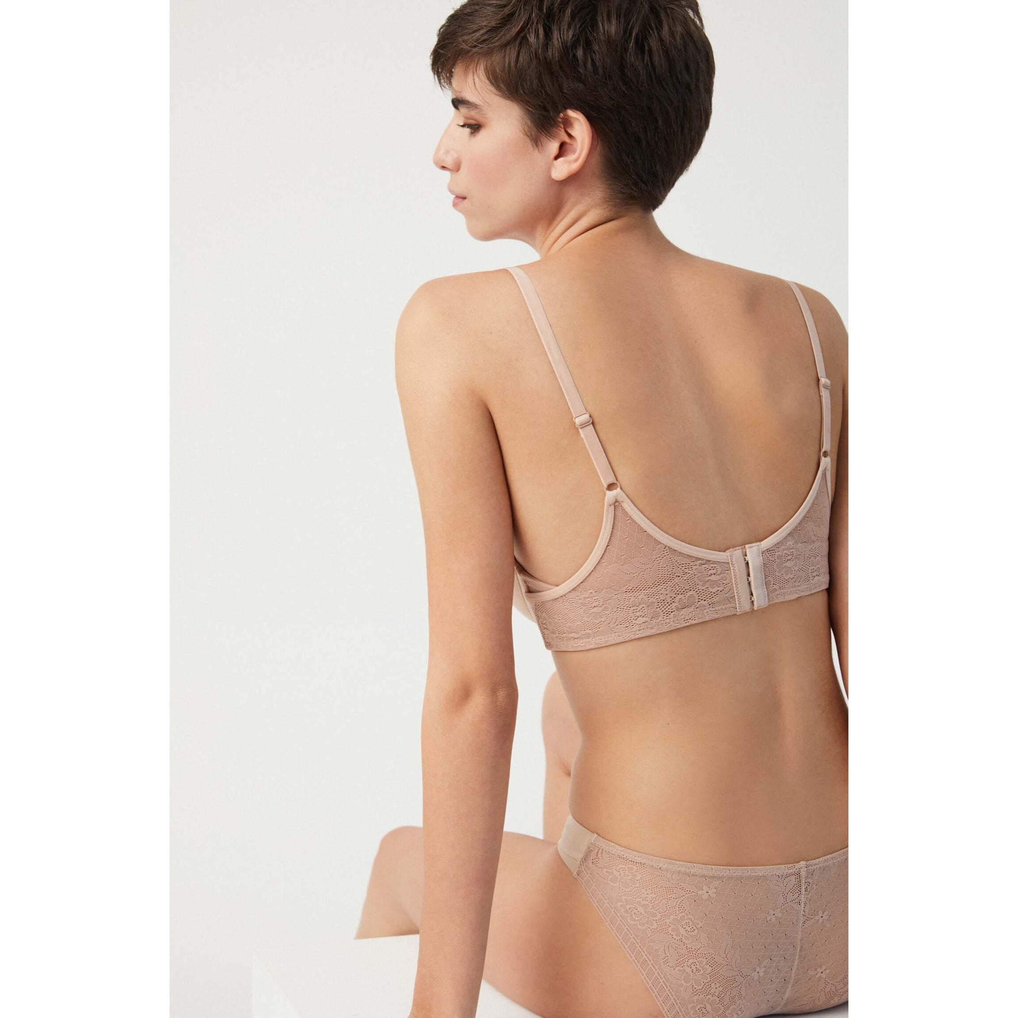 Reggiseno imbottito con ferretto in pizzo beige e schienale rinforzato, coppe C e D