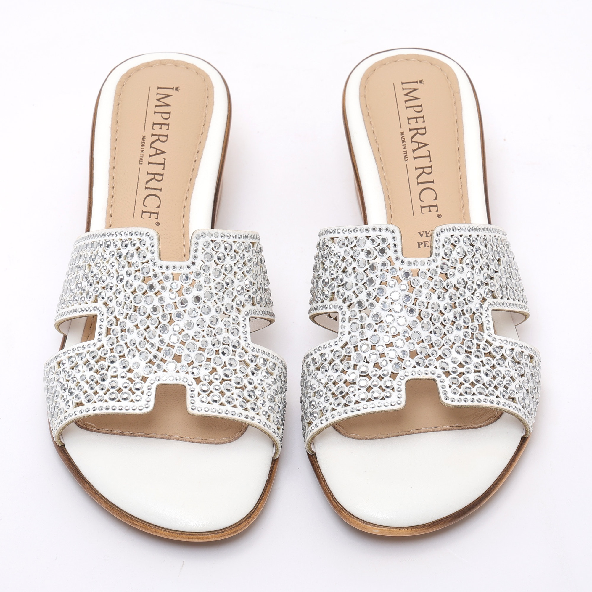 Sandali in simil pelle con applicazioni di strass e sottopiede comodissimo in memory
