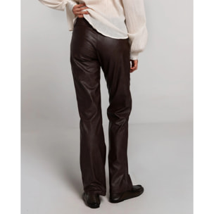 Pantalón de polipiel marrón con bragueta, doble botón y bolsillos.