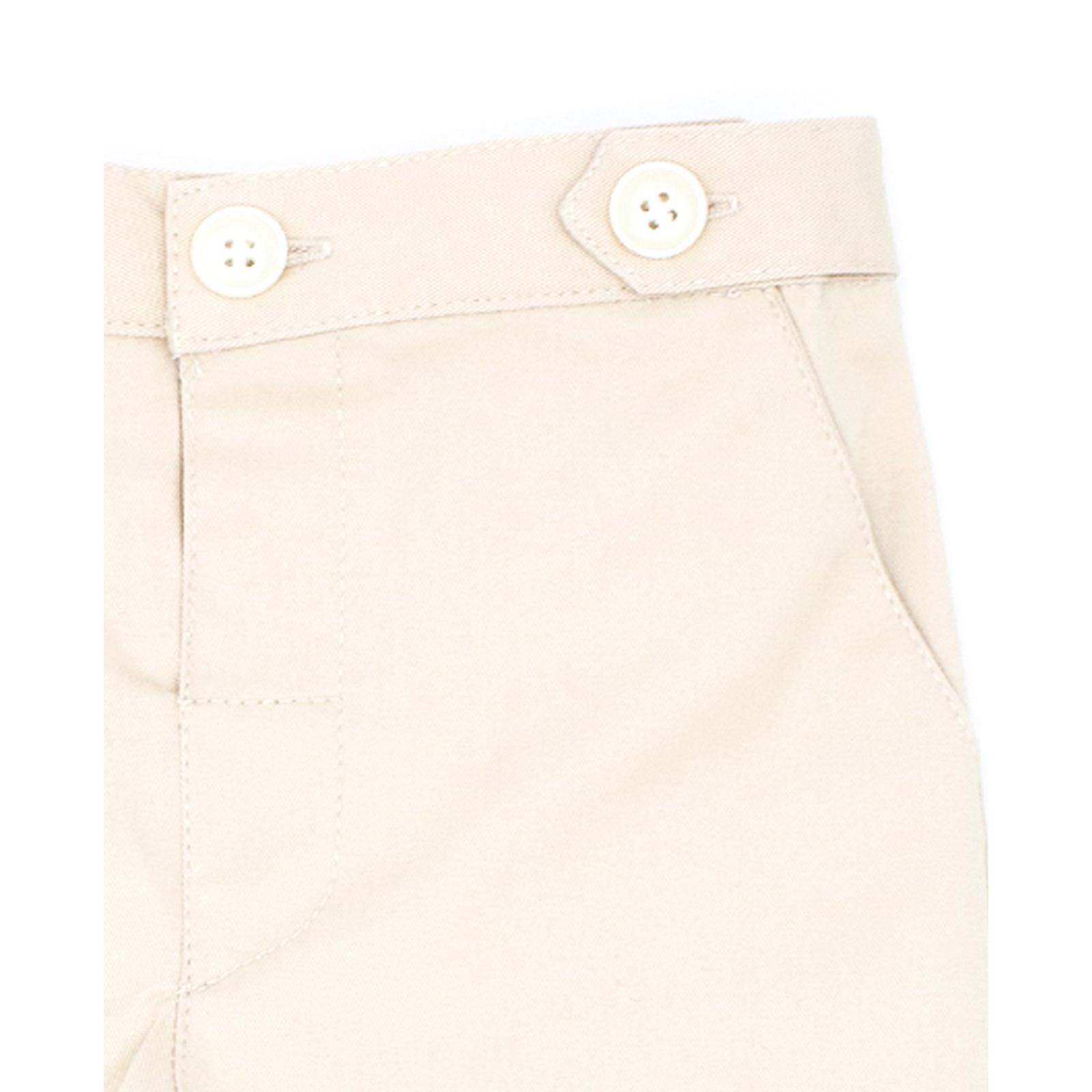 Bermuda de sarga beige, con bolsillos y bragueta.