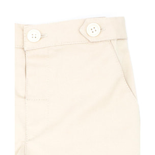 Bermuda de sarga beige, con bolsillos y bragueta.