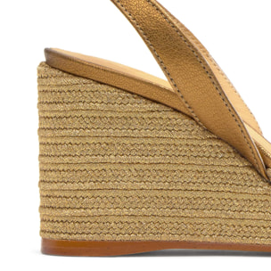 Sandalia Betty destalonada cuña forrada en malla y trenzado metalizado artesanal