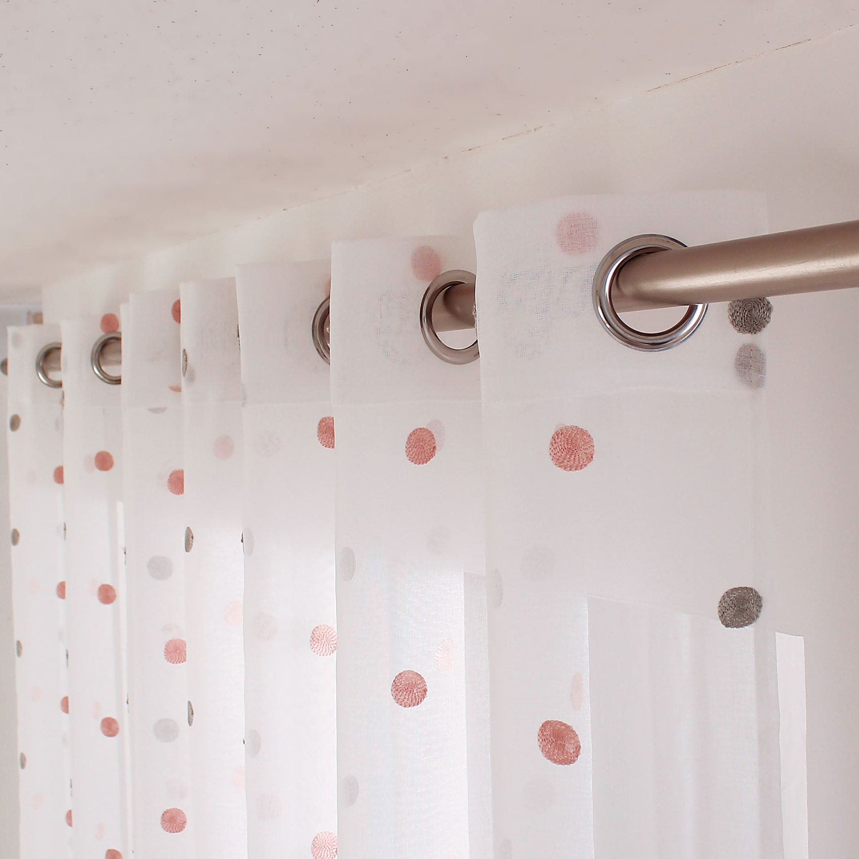 Voilage sablé brodé 'Pois colorés' - Rose Boudoir