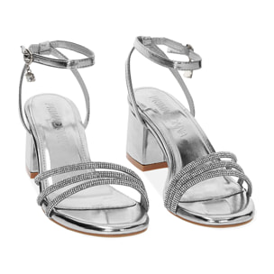 Sandalias con tacón plateado en laminado con piedras