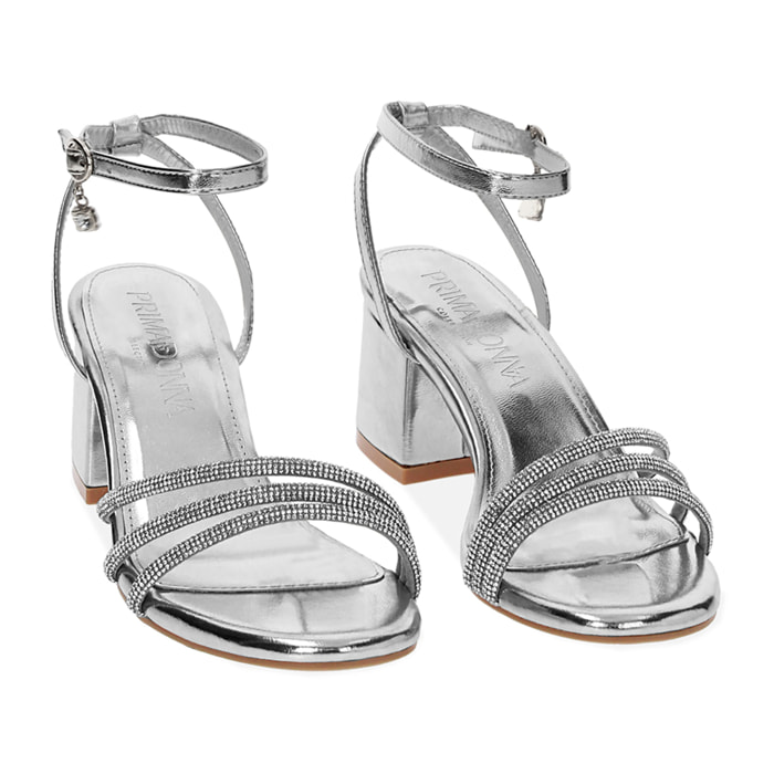 Sandalias con tacón plateado en laminado con piedras