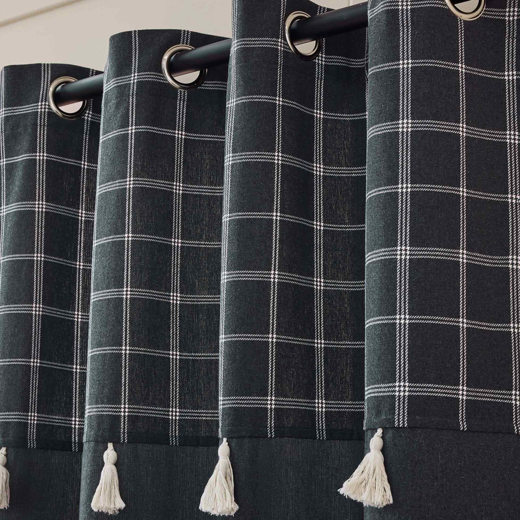 Rideau à œillets avec haut à carreaux et pompons en polycoton - Gris anthracite