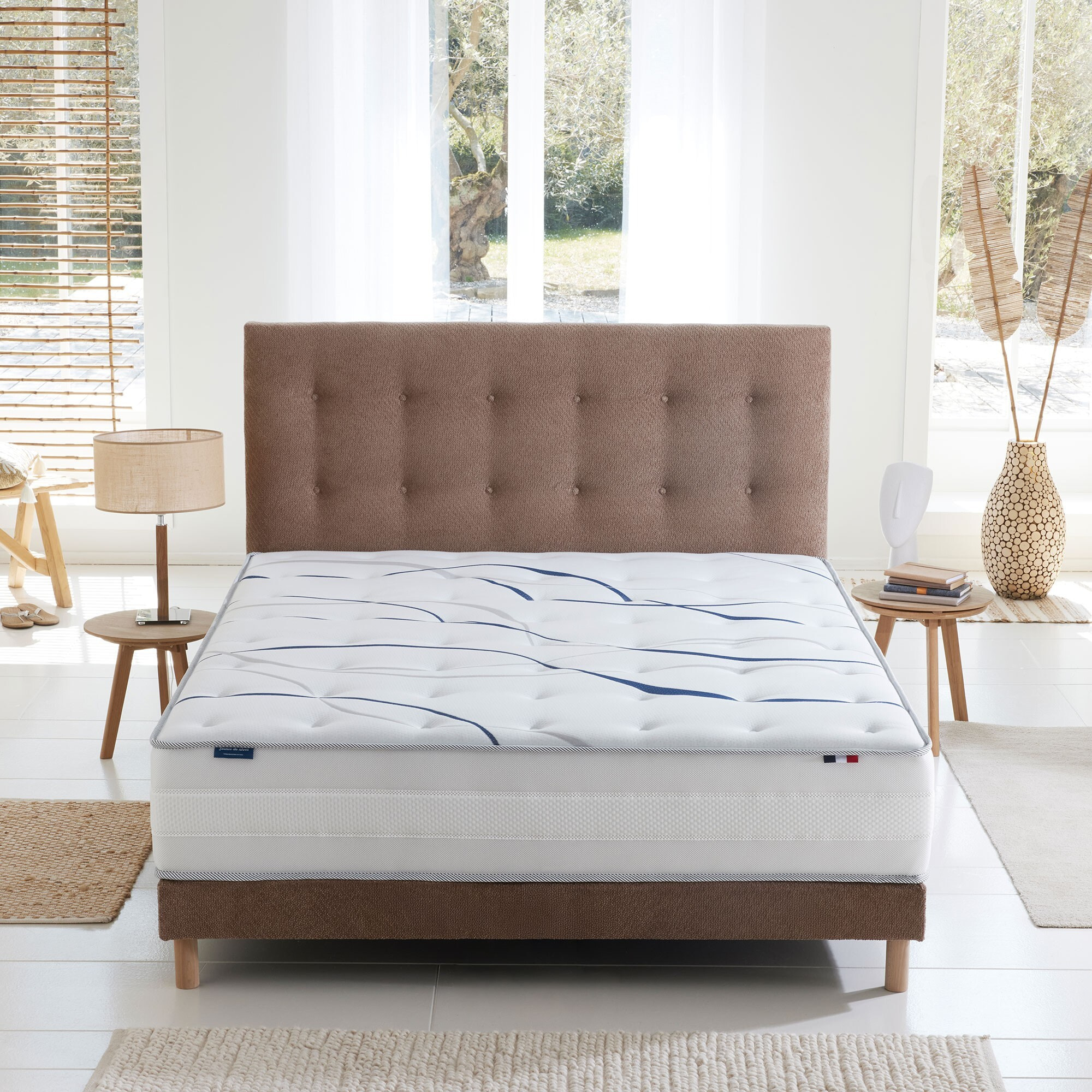 Sommier tapissier Eden moka, bois massif, chenille bouclettes