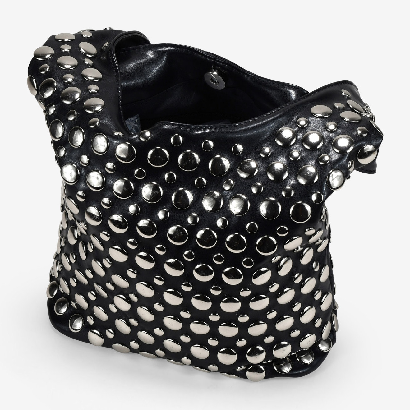 Bolso de hombro negro con tachas metálicas