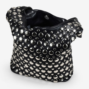 Bolso de hombro negro con tachas metálicas