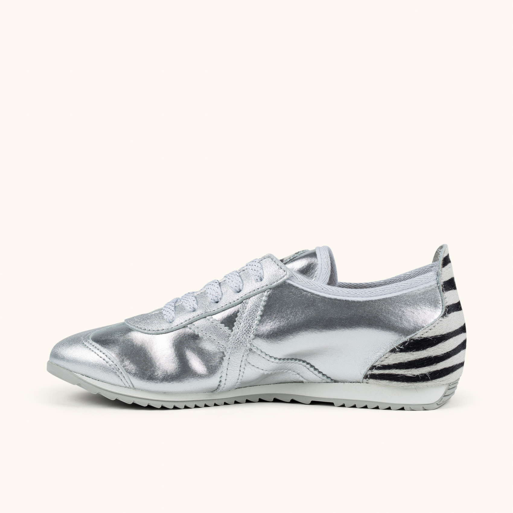 Zapatilla Retro Metalizada Plata y Zebra MUNICH OSAKA 590