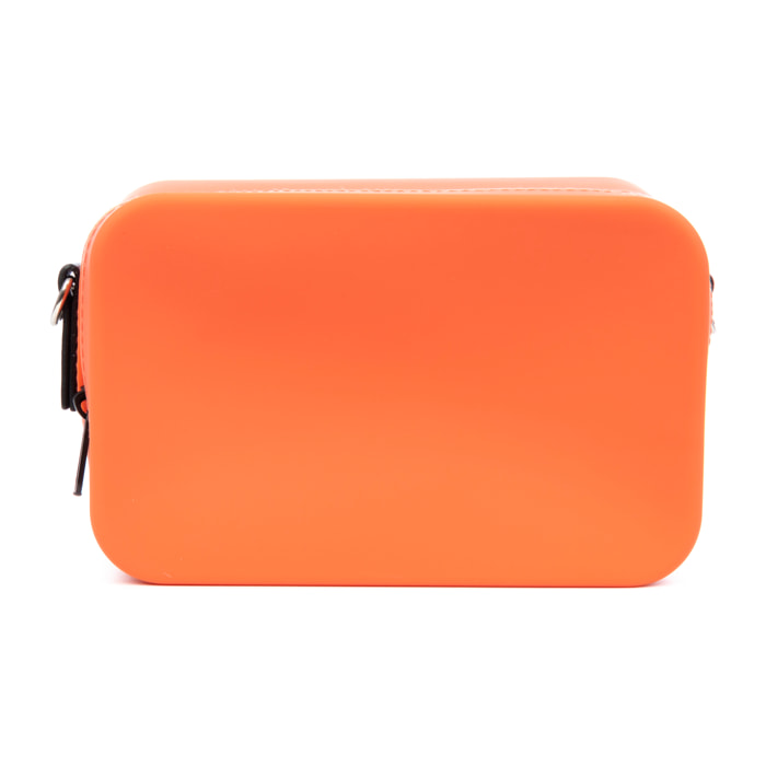 Cuerpo bolso bandolera rectangular de silicona.