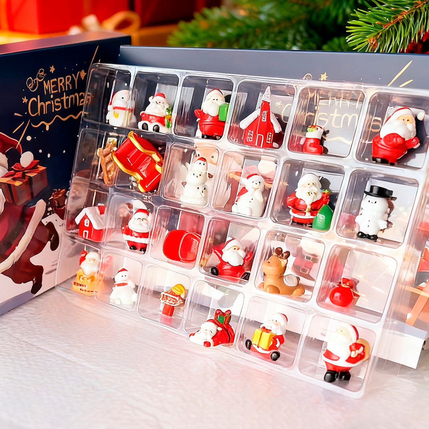 Calendario dell'Avvento con figurine regalo da decorare. 24 figure natalizie diverse.