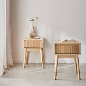 Lot de 2 tables de chevet avec un tiroir. Panneaux stratifiés couleur naturelle. Pied en bois de sapin.  L 39 x 39 x H 55.4cm LINEAR