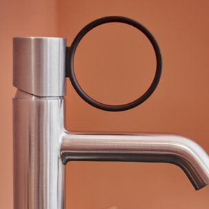 Mitigeur lavabo bas Vivienne chromé brossé avec bague noire mate
