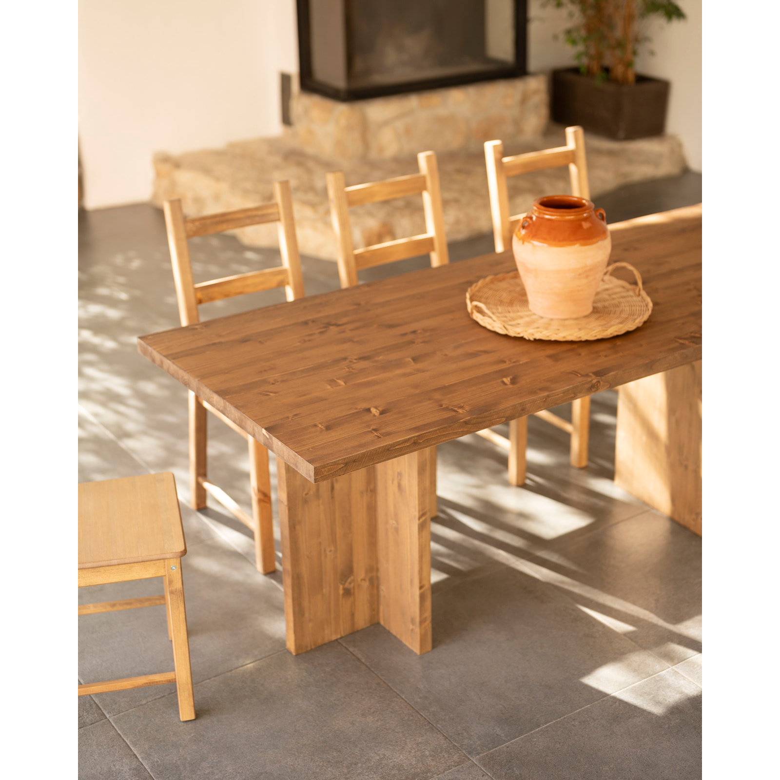 Table à manger en bois massif ton chêne foncé en différentes tailles