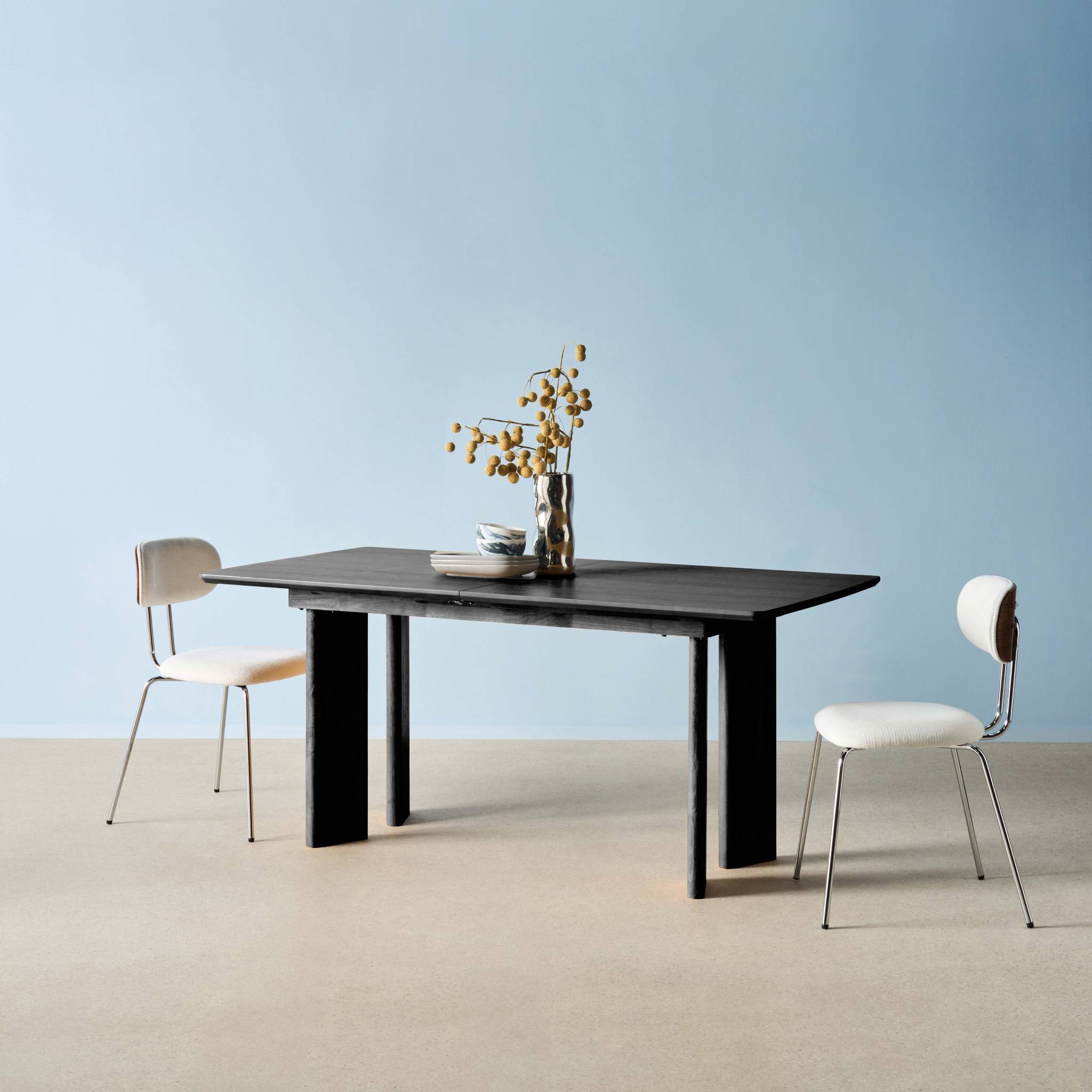 Table à manger rectangulaire extensible bois d'hévéa et placage chêne noir 6-8 places 170-210cm - Albane