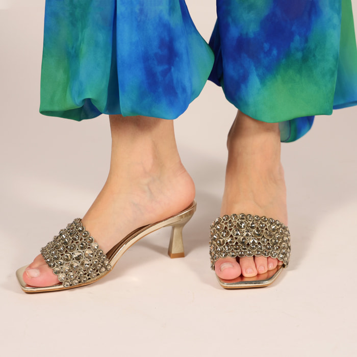 Sandali in simil pelle con tacco a rocchetto e fascia gioiello