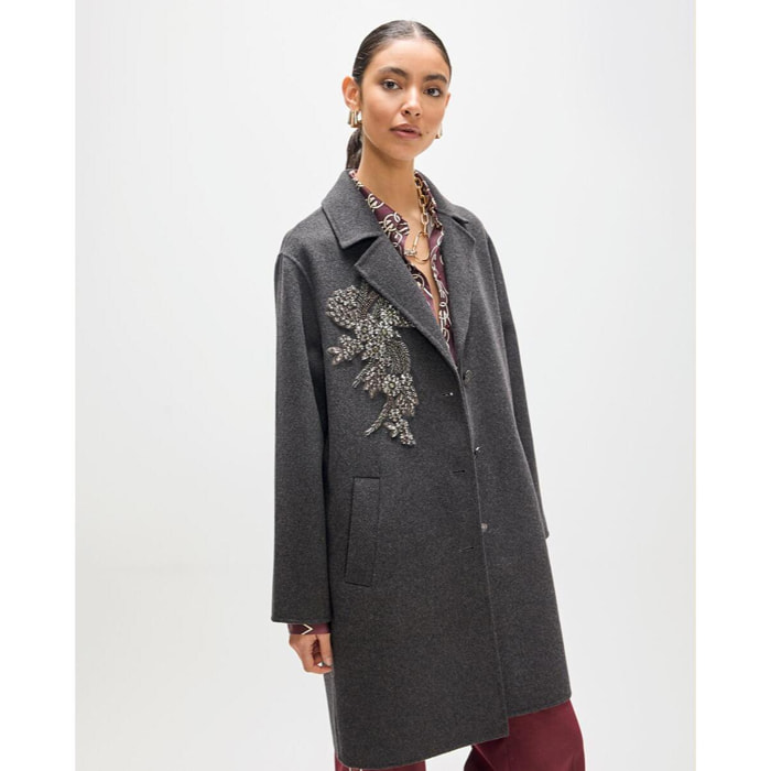Cappotto in tessuto con decorazioni di strass sul petto