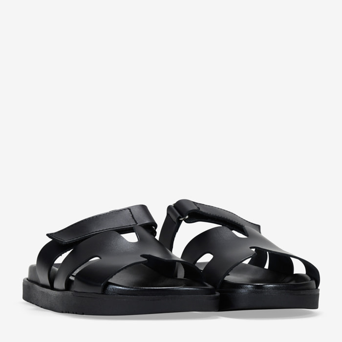 Sandalias planas negras en piel