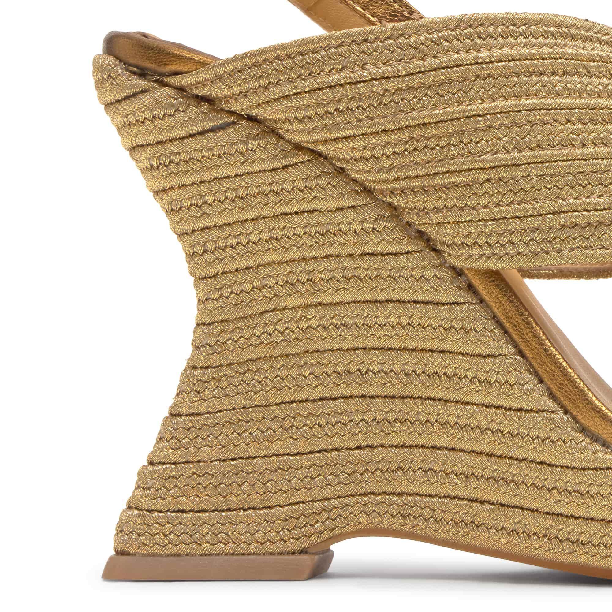 Sandalia Juliet cuña forrada en trenzado metalizado artesanal con hebilla