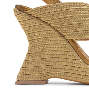 Sandalia Juliet cuña forrada en trenzado metalizado artesanal con hebilla