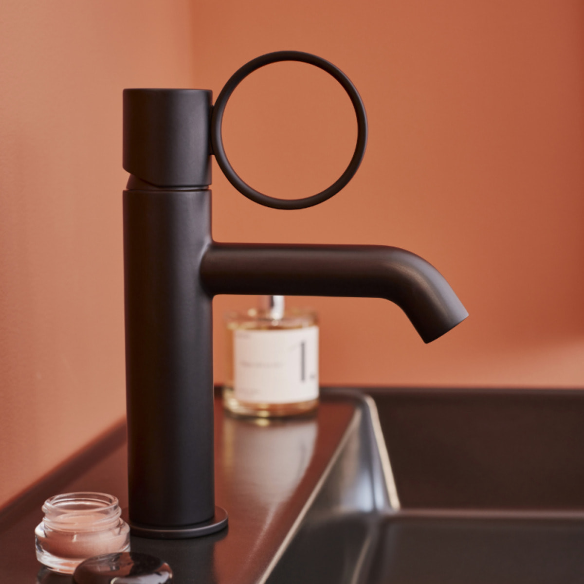 Mitigeur lavabo bas Vivienne noir mat avec bague noire mate