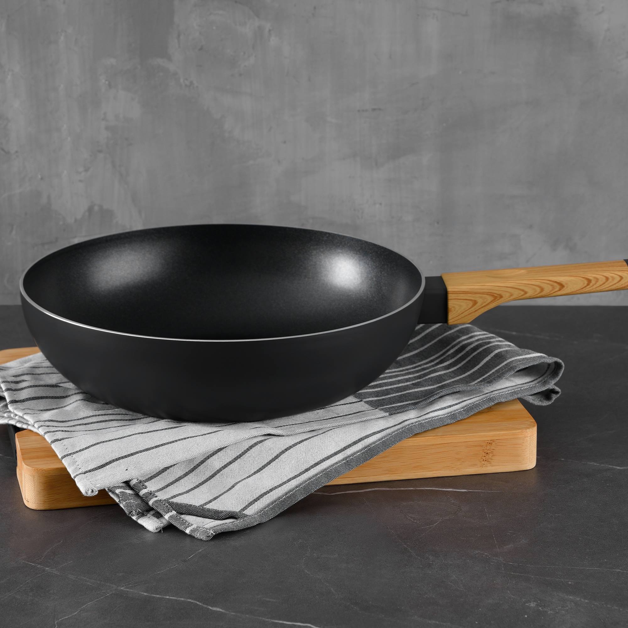 Batería de Cocina de 5Pzs (Cacerola con tapa Ø24cm + Cacerola con tapa Ø20cm+ Sartén Ø24cm) en aluminio presnado Earth Black Bergner