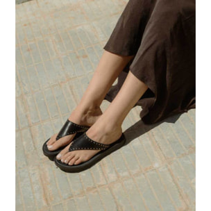 Sandalias de dedo negras con tachuelas